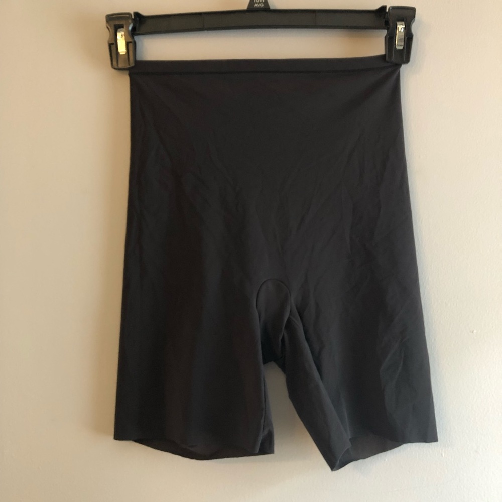 Maidenform Black Seamless Shorts